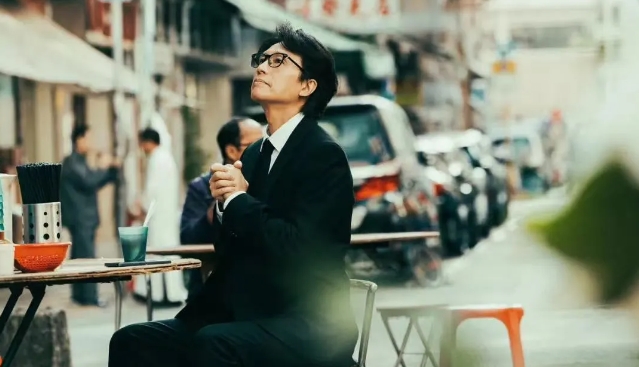 64岁黄子华变“票房灵药”：港片也需要一场“破地狱”