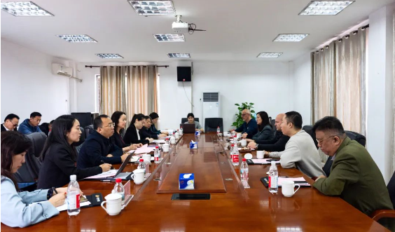 澳大利亚昆士兰州前议长柯蒂斯·皮特一行访问湖北长江电影集团