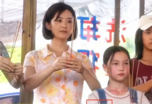 《向阳·花》：消费苦难、伪女权、演技翻车，冯小刚的“男性凝视”为何激怒所有人？