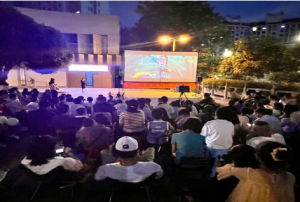 湖北长江电影集团与社区联合打造 “家门口的流动影院”点亮夏夜